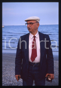 35mm vintage slide*1990 VENEZIA LIDO - Alberto LATTUADA Ritratto del regista 20  Diapositiva d'epoca, in formato 35 mm.                                                                       CONDIZIONI: GOODE' severamente vietata la riproduzione. Tutti i diritti sono riservati. ICharta mette in vendita, sul negozio eBay e in esclusiva sul sito "icharta" il proprio archivio composto da numerose diapositive e negativi fotografici d'epoca, tutti originali e autentici, che attraversano la storia del costume italiano tra gli la fine degli anni Sessanta e Novanta.Si tratta di uno sguardo inedito sull'attualit&agrave;, la politica, la vita quotidiana, il gossip e la cultura, che fotografa il cambiamento della nazione in quest'ultimo scorcio del XX secolo. Un'occasione unica per il mercato del collezionismo, che vede finalmente disponibile un archivio eccezionale per vastit&agrave;, tematiche e condizioni, in un settore (il negativo fotografico e la diapositiva) di assoluta novit&agrave; e dalle interessanti prospettive di investimento.     originale e autentica 1