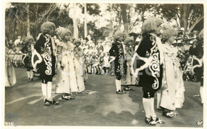 1928 CONGO BELGE Visite roi Albert Ier - Fête enfantine - Photo L. GABRIEL 415 Fotografia originale d'epoca, scattata durante la visita dei sovrani Alberto I ed Elisabetta del Belgio in Congo.FOTOGRAFO: L&eacute;opold Gabriel FORMATO: 14x9 cmCONDIZIONI: G (minimi difetti di stampa)     originale e autentica 1