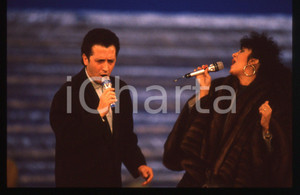 35mm vintage slide* 1990 FESTIVAL DI SANREMO Gianni e Marcella BELLA Ritratto 3  Diapositiva d'epoca, in formato 35 mm. CONDIZIONI: GOODTutti i diritti riservati.E' severamente vietata la riproduzione. ICharta mette in vendita, sul negozio eBay e in esclusiva sul sito "icharta" il proprio archivio composto da numerose diapositive e negativi fotografici d'epoca, tutti originali e autentici, che attraversano la storia del costume italiano tra gli la fine degli anni Sessanta e Novanta.Si tratta di uno sguardo inedito sull'attualit&agrave;, la politica, la vita quotidiana, il gossip e la cultura, che fotografa il cambiamento della nazione in quest'ultimo scorcio del XX secolo. Un'occasione unica per il mercato del collezionismo, che vede finalmente disponibile un archivio eccezionale per vastit&agrave;, tematiche e condizioni, in un settore (il negativo fotografico e la diapositiva) di assoluta novit&agrave; e dalle interessanti prospettive di investimento.     originale e autentica 1