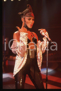 1985 ca MUSICA Grace JONES durante un concerto * 35 mm vintage slide (34) Diapositiva d'epoca, in formato 35 mm.CONDIZIONI: GOODE' severamente vietata la riproduzione. Tutti i diritti sono riservati.ICharta mette in vendita, sul negozio eBay e in esclusiva sul sito "icharta" il proprio archivio composto da numerose diapositive e negativi fotografici d'epoca, tutti originali e autentici, che attraversano la storia del costume italiano tra gli la fine degli anni Sessanta e Novanta.Si tratta di uno sguardo inedito sull'attualità , la politica, la vita quotidiana, il gossip e la cultura, che fotografa il cambiamento della nazione in quest'ultimo scorcio del XX secolo. Un'occasione unica per il mercato del collezionismo, che vede finalmente disponibile un archivio eccezionale per vastità , tematiche e condizioni, in un settore (il negativo fotografico e la diapositiva) di assoluta novità e dalle interessanti prospettive di investimento.  GOOD/buono   originale e autentica 1