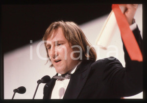 35mm vintage slide* 1990 CANNES Gérard DEPARDIEU Premio interpretazione 7 La diapositiva è stata scattata in occasione della premiazione di Gérard Depardieu come miglior interpretazione maschile per il suo ruolo nel film "Cyrano de Bergerac" al 43° Festival del cinema di Cannes e compare inoltre Rupert Everett. CONDIZIONI: GOOD Tutti i diritti riservati.E' severamente vietata la riproduzione.  ICharta mette in vendita, sul negozio eBay e in esclusiva sul sito "icharta" il proprio archivio composto da numerose diapositive e negativi fotografici d'epoca, tutti originali e autentici, che attraversano la storia del costume italiano tra gli la fine degli anni Sessanta e Novanta.Si tratta di uno sguardo inedito sull'attualità, la politica, la vita quotidiana, il gossip e la cultura, che fotografa il cambiamento della nazione in quest'ultimo scorcio del XX secolo. Un'occasione unica per il mercato del collezionismo, che vede finalmente disponibile un archivio eccezionale per vastità, tematiche e condizioni, in un settore (il negativo fotografico e la diapositiva) di assoluta novità e dalle interessanti prospettive di investimento.      originale e autentica 1 35mm vintage slide* 1990 CANNES Gérard DEPARDIEU Premio interpretazione 7 La diapositiva è stata scattata in occasione della premiazione di Gérard Depardieu come miglior interpretazione maschile per il suo ruolo nel film "Cyrano de Bergerac" al 43° Festival del cinema di Cannes e compare inoltre Rupert Everett. CONDIZIONI: GOOD Tutti i diritti riservati.E' severamente vietata la riproduzione.  ICharta mette in vendita, sul negozio eBay e in esclusiva sul sito "icharta" il proprio archivio composto da numerose diapositive e negativi fotografici d'epoca, tutti originali e autentici, che attraversano la storia del costume italiano tra gli la fine degli anni Sessanta e Novanta.Si tratta di uno sguardo inedito sull'attualità, la politica, la vita quotidiana, il gossip e la cultura, che fotografa il cambiamento della nazione in quest'ultimo scorcio del XX secolo. Un'occasione unica per il mercato del collezionismo, che vede finalmente disponibile un archivio eccezionale per vastità, tematiche e condizioni, in un settore (il negativo fotografico e la diapositiva) di assoluta novità e dalle interessanti prospettive di investimento.      originale e autentica 1