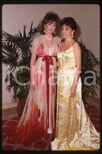 35mm vintage slide*1987 Bárbara Palacios Teyde MISS UNIVERSO, Michelle Royer-USA  Diapositiva d'epoca, in formato 35 mm.CONDIZIONI: GOODE' severamente vietata la riproduzione. Tutti i diritti sono riservati.Nella diapositiva ICharta mette in vendita, sul negozio eBay e in esclusiva sul sito "icharta" il proprio archivio composto da numerose diapositive e negativi fotografici d'epoca, tutti originali e autentici, che attraversano la storia del costume italiano tra gli la fine degli anni Sessanta e Novanta.Si tratta di uno sguardo inedito sull'attualit&agrave;, la politica, la vita quotidiana, il gossip e la cultura, che fotografa il cambiamento della nazione in quest'ultimo scorcio del XX secolo. Un'occasione unica per il mercato del collezionismo, che vede finalmente disponibile un archivio eccezionale per vastit&agrave;, tematiche e condizioni, in un settore (il negativo fotografico e la diapositiva) di assoluta novit&agrave; e dalle interessanti prospettive di investimento.   FAIR/discreto   originale e autentica 1