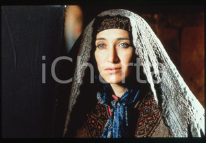 35mm vintage slide* 2001 VIAGGIO A KANDAHAR Nelofer PAZIRA in una scena (2)  Diapositiva d'epoca, in formato 35 mm.CONDIZIONI: GOODE' severamente vietata la riproduzione. Tutti i diritti sono riservati. ICharta mette in vendita, sul negozio eBay e in esclusiva sul sito "icharta" il proprio archivio composto da numerose diapositive e negativi fotografici d'epoca, tutti originali e autentici, che attraversano la storia del costume italiano tra gli la fine degli anni Sessanta e Novanta.Si tratta di uno sguardo inedito sull'attualità, la politica, la vita quotidiana, il gossip e la cultura, che fotografa il cambiamento della nazione in quest'ultimo scorcio del XX secolo. Un'occasione unica per il mercato del collezionismo, che vede finalmente disponibile un archivio eccezionale per vastità, tematiche e condizioni, in un settore (il negativo fotografico e la diapositiva) di assoluta novità e dalle interessanti prospettive di investimento.     originale e autentica 1 35mm vintage slide* 2001 VIAGGIO A KANDAHAR Nelofer PAZIRA in una scena (2)  Diapositiva d'epoca, in formato 35 mm.CONDIZIONI: GOODE' severamente vietata la riproduzione. Tutti i diritti sono riservati. ICharta mette in vendita, sul negozio eBay e in esclusiva sul sito "icharta" il proprio archivio composto da numerose diapositive e negativi fotografici d'epoca, tutti originali e autentici, che attraversano la storia del costume italiano tra gli la fine degli anni Sessanta e Novanta.Si tratta di uno sguardo inedito sull'attualità, la politica, la vita quotidiana, il gossip e la cultura, che fotografa il cambiamento della nazione in quest'ultimo scorcio del XX secolo. Un'occasione unica per il mercato del collezionismo, che vede finalmente disponibile un archivio eccezionale per vastità, tematiche e condizioni, in un settore (il negativo fotografico e la diapositiva) di assoluta novità e dalle interessanti prospettive di investimento.     originale e autentica 1