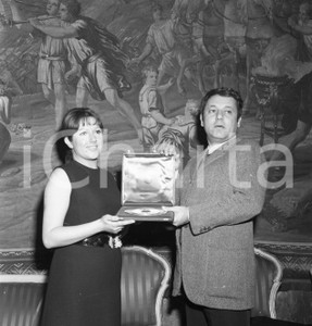 1968 Paolo VILLAGGIO consegna a Orietta BERTI disco d'oro NEGATIVO ORIGINALE 1 Negativo originale in bianco e nero su pellicola.  E' SEVERAMENTE VIETATA LA RIPRODUZIONE.TUTTI I DIRITTI SONO RISERVATI.ICharta mette in vendita, sul negozio eBay e in esclusiva sul sito "icharta" il proprio archivio composto da numerose diapositive e negativi fotografici d'epoca, tutti originali e autentici.Si tratta di uno sguardo inedito sull'attualità, la politica, la vita quotidiana, il gossip e la cultura, che fotografa il cambiamento della nazione (e non solo) tra il 1890 ed il 1990 circa. Un'occasione unica per il mercato del collezionismo, che vede finalmente disponibile un archivio eccezionale per vastità, tematiche e condizioni, in un settore (il negativo fotografico e la diapositiva) di assoluta novità e dalle interessanti prospettive di investimento. CONDIZIONI:FAIR/discretoFORMATO: cm 6 x 6 originale e autentica 1