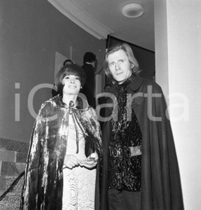 1971 SANREMO Rosanna FRATELLO e Nino FERRER nel backstage NEGATIVO ORIGINALE 1 Negativo originale in bianco e nero su pellicola.  E' SEVERAMENTE VIETATA LA RIPRODUZIONE.TUTTI I DIRITTI SONO RISERVATI.ICharta mette in vendita, sul negozio eBay e in esclusiva sul sito "icharta" il proprio archivio composto da numerose diapositive e negativi fotografici d'epoca, tutti originali e autentici.Si tratta di uno sguardo inedito sull'attualità, la politica, la vita quotidiana, il gossip e la cultura, che fotografa il cambiamento della nazione (e non solo) tra il 1890 ed il 1990 circa. Un'occasione unica per il mercato del collezionismo, che vede finalmente disponibile un archivio eccezionale per vastità, tematiche e condizioni, in un settore (il negativo fotografico e la diapositiva) di assoluta novità e dalle interessanti prospettive di investimento. CONDIZIONI:FAIR/discretoFORMATO: cm 6 x 6 originale e autentica 1