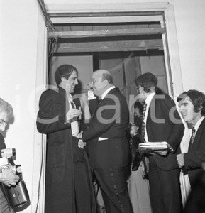 1971 SANREMO Adriano CELENTANO scherza con Gianni RAVERA NEGATIVO ORIGINALE 1 Negativo originale in bianco e nero su pellicola.  E' SEVERAMENTE VIETATA LA RIPRODUZIONE.TUTTI I DIRITTI SONO RISERVATI.ICharta mette in vendita, sul negozio eBay e in esclusiva sul sito "icharta" il proprio archivio composto da numerose diapositive e negativi fotografici d'epoca, tutti originali e autentici.Si tratta di uno sguardo inedito sull'attualità, la politica, la vita quotidiana, il gossip e la cultura, che fotografa il cambiamento della nazione (e non solo) tra il 1890 ed il 1990 circa. Un'occasione unica per il mercato del collezionismo, che vede finalmente disponibile un archivio eccezionale per vastità, tematiche e condizioni, in un settore (il negativo fotografico e la diapositiva) di assoluta novità e dalle interessanti prospettive di investimento. CONDIZIONI:FAIR/discretoFORMATO: cm 6 x 6 originale e autentica 1