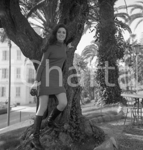 1971 SANREMO Gigliola CINQUETTI Parco del Casinò NEGATIVO ORIGINALE 6 Negativo originale in bianco e nero su pellicola.  E' SEVERAMENTE VIETATA LA RIPRODUZIONE.TUTTI I DIRITTI SONO RISERVATI.ICharta mette in vendita, sul negozio eBay e in esclusiva sul sito "icharta" il proprio archivio composto da numerose diapositive e negativi fotografici d'epoca, tutti originali e autentici.Si tratta di uno sguardo inedito sull'attualità, la politica, la vita quotidiana, il gossip e la cultura, che fotografa il cambiamento della nazione (e non solo) tra il 1890 ed il 1990 circa. Un'occasione unica per il mercato del collezionismo, che vede finalmente disponibile un archivio eccezionale per vastità, tematiche e condizioni, in un settore (il negativo fotografico e la diapositiva) di assoluta novità e dalle interessanti prospettive di investimento. CONDIZIONI:FAIR/discretoFORMATO: cm 6 x 6 originale e autentica 1