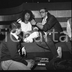 1975 ca Stefano D'ORAZIO - POOH con giornalisti NEGATIVO ORIGINALE Negativo originale in bianco e nero su pellicola.  E' SEVERAMENTE VIETATA LA RIPRODUZIONE.TUTTI I DIRITTI SONO RISERVATI.ICharta mette in vendita, sul negozio eBay e in esclusiva sul sito "icharta" il proprio archivio composto da numerose diapositive e negativi fotografici d'epoca, tutti originali e autentici.Si tratta di uno sguardo inedito sull'attualità, la politica, la vita quotidiana, il gossip e la cultura, che fotografa il cambiamento della nazione (e non solo) tra il 1890 ed il 1990 circa. Un'occasione unica per il mercato del collezionismo, che vede finalmente disponibile un archivio eccezionale per vastità, tematiche e condizioni, in un settore (il negativo fotografico e la diapositiva) di assoluta novità e dalle interessanti prospettive di investimento. CONDIZIONI:FAIR/discretoFORMATO: 35mm originale e autentica 1