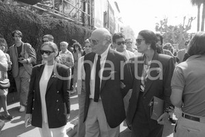 1987 CANNES Francesco ROSI Ornella MUTI Irene PAPAS * NEGATIVO ORIGINALE 14 Negativo originale in bianco e nero, su pellicola, in formato 35mm  E' SEVERAMENTE VIETATA LA RIPRODUZIONE.TUTTI I DIRITTI SONO RISERVATI.ICharta mette in vendita, sul negozio eBay e in esclusiva sul sito "icharta" il proprio archivio composto da numerose diapositive e negativi fotografici d'epoca, tutti originali e autentici, che attraversano la storia del costume italiano tra gli la fine degli anni Sessanta e Novanta.Si tratta di uno sguardo inedito sull'attualità, la politica, la vita quotidiana, il gossip e la cultura, che fotografa il cambiamento della nazione in quest'ultimo scorcio del XX secolo. Un'occasione unica per il mercato del collezionismo, che vede finalmente disponibile un archivio eccezionale per vastità, tematiche e condizioni, in un settore (il negativo fotografico e la diapositiva) di assoluta novità e dalle interessanti prospettive di investimento.  FAIR/discreto  FORMATO: 35mm originale e autentica 1