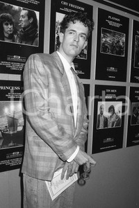 1987 CANNES Rupert EVERETT al Festival (1) * NEGATIVO ORIGINALE Negativo originale in bianco e nero, su pellicola, in formato 35mm  E' SEVERAMENTE VIETATA LA RIPRODUZIONE.TUTTI I DIRITTI SONO RISERVATI.ICharta mette in vendita, sul negozio eBay e in esclusiva sul sito "icharta" il proprio archivio composto da numerose diapositive e negativi fotografici d'epoca, tutti originali e autentici, che attraversano la storia del costume italiano tra gli la fine degli anni Sessanta e Novanta.Si tratta di uno sguardo inedito sull'attualità, la politica, la vita quotidiana, il gossip e la cultura, che fotografa il cambiamento della nazione in quest'ultimo scorcio del XX secolo. Un'occasione unica per il mercato del collezionismo, che vede finalmente disponibile un archivio eccezionale per vastità, tematiche e condizioni, in un settore (il negativo fotografico e la diapositiva) di assoluta novità e dalle interessanti prospettive di investimento.  FAIR/discreto  FORMATO: 35mm originale e autentica 1