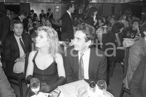 1987 SANREMO Ramona DELL'ABATE Giucas CASELLA al Casino NEGATIVO ORIGINALE Negativo originale in bianco e nero, su pellicola, in formato 35mm  E' SEVERAMENTE VIETATA LA RIPRODUZIONE.TUTTI I DIRITTI SONO RISERVATI.ICharta mette in vendita, sul negozio eBay e in esclusiva sul sito "icharta" il proprio archivio composto da numerose diapositive e negativi fotografici d'epoca, tutti originali e autentici, che attraversano la storia del costume italiano tra gli la fine degli anni Sessanta e Novanta.Si tratta di uno sguardo inedito sull'attualità, la politica, la vita quotidiana, il gossip e la cultura, che fotografa il cambiamento della nazione in quest'ultimo scorcio del XX secolo. Un'occasione unica per il mercato del collezionismo, che vede finalmente disponibile un archivio eccezionale per vastità, tematiche e condizioni, in un settore (il negativo fotografico e la diapositiva) di assoluta novità e dalle interessanti prospettive di investimento.  FAIR/discreto  FORMATO: 35mm originale e autentica 1