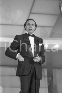 1987 FESTIVAL SANREMO Pippo BAUDO presenta serata finale (5) NEGATIVO ORIGINALE Negativo originale in bianco e nero, su pellicola, in formato 35mm  E' SEVERAMENTE VIETATA LA RIPRODUZIONE.TUTTI I DIRITTI SONO RISERVATI.ICharta mette in vendita, sul negozio eBay e in esclusiva sul sito "icharta" il proprio archivio composto da numerose diapositive e negativi fotografici d'epoca, tutti originali e autentici, che attraversano la storia del costume italiano tra gli la fine degli anni Sessanta e Novanta.Si tratta di uno sguardo inedito sull'attualità, la politica, la vita quotidiana, il gossip e la cultura, che fotografa il cambiamento della nazione in quest'ultimo scorcio del XX secolo. Un'occasione unica per il mercato del collezionismo, che vede finalmente disponibile un archivio eccezionale per vastità, tematiche e condizioni, in un settore (il negativo fotografico e la diapositiva) di assoluta novità e dalle interessanti prospettive di investimento.  FAIR/discreto  FORMATO: 35mm originale e autentica 1