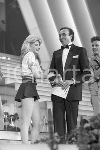 1987 FESTIVAL SANREMO Pippo BAUDO Lorella CUCCARINI (3) NEGATIVO ORIGINALE Negativo originale in bianco e nero, su pellicola, in formato 35mm  E' SEVERAMENTE VIETATA LA RIPRODUZIONE.TUTTI I DIRITTI SONO RISERVATI.ICharta mette in vendita, sul negozio eBay e in esclusiva sul sito "icharta" il proprio archivio composto da numerose diapositive e negativi fotografici d'epoca, tutti originali e autentici, che attraversano la storia del costume italiano tra gli la fine degli anni Sessanta e Novanta.Si tratta di uno sguardo inedito sull'attualità, la politica, la vita quotidiana, il gossip e la cultura, che fotografa il cambiamento della nazione in quest'ultimo scorcio del XX secolo. Un'occasione unica per il mercato del collezionismo, che vede finalmente disponibile un archivio eccezionale per vastità, tematiche e condizioni, in un settore (il negativo fotografico e la diapositiva) di assoluta novità e dalle interessanti prospettive di investimento.  FAIR/discreto  FORMATO: 35mm originale e autentica 1
