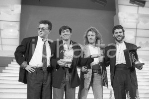 1987 SANREMO MORANDI RUGGERI TOZZI Michele ZARRILLO 5 NEGATIVO ORIGINALE Negativo originale in bianco e nero, su pellicola, in formato 35mm  E' SEVERAMENTE VIETATA LA RIPRODUZIONE.TUTTI I DIRITTI SONO RISERVATI.ICharta mette in vendita, sul negozio eBay e in esclusiva sul sito "icharta" il proprio archivio composto da numerose diapositive e negativi fotografici d'epoca, tutti originali e autentici, che attraversano la storia del costume italiano tra gli la fine degli anni Sessanta e Novanta.Si tratta di uno sguardo inedito sull'attualità, la politica, la vita quotidiana, il gossip e la cultura, che fotografa il cambiamento della nazione in quest'ultimo scorcio del XX secolo. Un'occasione unica per il mercato del collezionismo, che vede finalmente disponibile un archivio eccezionale per vastità, tematiche e condizioni, in un settore (il negativo fotografico e la diapositiva) di assoluta novità e dalle interessanti prospettive di investimento.  FAIR/discreto  FORMATO: 35mm originale e autentica 1