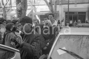 1987 FESTIVAL DI SANREMO L'arrivo di Patsy KENSIT (1) NEGATIVO ORIGINALE Negativo originale in bianco e nero, su pellicola, in formato 35mm  E' SEVERAMENTE VIETATA LA RIPRODUZIONE.TUTTI I DIRITTI SONO RISERVATI.ICharta mette in vendita, sul negozio eBay e in esclusiva sul sito "icharta" il proprio archivio composto da numerose diapositive e negativi fotografici d'epoca, tutti originali e autentici, che attraversano la storia del costume italiano tra gli la fine degli anni Sessanta e Novanta.Si tratta di uno sguardo inedito sull'attualità, la politica, la vita quotidiana, il gossip e la cultura, che fotografa il cambiamento della nazione in quest'ultimo scorcio del XX secolo. Un'occasione unica per il mercato del collezionismo, che vede finalmente disponibile un archivio eccezionale per vastità, tematiche e condizioni, in un settore (il negativo fotografico e la diapositiva) di assoluta novità e dalle interessanti prospettive di investimento.  FAIR/discreto  FORMATO: 35mm originale e autentica 1