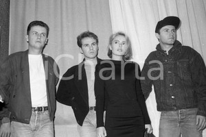 1987 SANREMO Patsy KENSIT e gli EIGHTH WONDER (1) NEGATIVO ORIGINALE Negativo originale in bianco e nero, su pellicola, in formato 35mm  E' SEVERAMENTE VIETATA LA RIPRODUZIONE.TUTTI I DIRITTI SONO RISERVATI.ICharta mette in vendita, sul negozio eBay e in esclusiva sul sito "icharta" il proprio archivio composto da numerose diapositive e negativi fotografici d'epoca, tutti originali e autentici, che attraversano la storia del costume italiano tra gli la fine degli anni Sessanta e Novanta.Si tratta di uno sguardo inedito sull'attualità, la politica, la vita quotidiana, il gossip e la cultura, che fotografa il cambiamento della nazione in quest'ultimo scorcio del XX secolo. Un'occasione unica per il mercato del collezionismo, che vede finalmente disponibile un archivio eccezionale per vastità, tematiche e condizioni, in un settore (il negativo fotografico e la diapositiva) di assoluta novità e dalle interessanti prospettive di investimento.  FAIR/discreto  FORMATO: 35mm originale e autentica 1