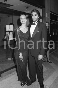 1987 CANNES Greta SCACCHI e Vincent SPANO (1) *NEGATIVO ORIGINALE Negativo originale in bianco e nero, su pellicola, in formato 35mm  E' SEVERAMENTE VIETATA LA RIPRODUZIONE.TUTTI I DIRITTI SONO RISERVATI.ICharta mette in vendita, sul negozio eBay e in esclusiva sul sito "icharta" il proprio archivio composto da numerose diapositive e negativi fotografici d'epoca, tutti originali e autentici, che attraversano la storia del costume italiano tra gli la fine degli anni Sessanta e Novanta.Si tratta di uno sguardo inedito sull'attualità, la politica, la vita quotidiana, il gossip e la cultura, che fotografa il cambiamento della nazione in quest'ultimo scorcio del XX secolo. Un'occasione unica per il mercato del collezionismo, che vede finalmente disponibile un archivio eccezionale per vastità, tematiche e condizioni, in un settore (il negativo fotografico e la diapositiva) di assoluta novità e dalle interessanti prospettive di investimento.  FAIR/discreto  FORMATO: 35mm originale e autentica 1