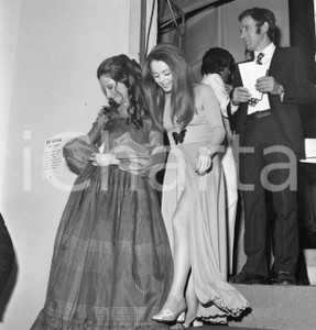 Fotografia d epoca originale 1971 SANREMO Edda OLLARI Lorenza VISCONTI dietro le quinte NEGATIVO ORIGINALE 1 1