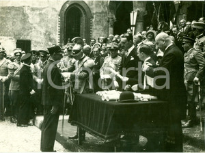 Fotografia d epoca originale 1932 MILANO Duca di BERGAMO con pompiere Domenico FASSI medaglia Valor Civile 1