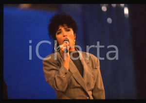 35mm vintage slide* 1990ca TELEVISIONE Marcella BELLA Ritratto cantante 10  Diapositiva d'epoca, in formato 35 mm. CONDIZIONI: GOODTutti i diritti riservati.E' severamente vietata la riproduzione. ICharta mette in vendita, sul negozio eBay e in esclusiva sul sito "icharta" il proprio archivio composto da numerose diapositive e negativi fotografici d'epoca, tutti originali e autentici, che attraversano la storia del costume italiano tra gli la fine degli anni Sessanta e Novanta.Si tratta di uno sguardo inedito sull'attualit&agrave;, la politica, la vita quotidiana, il gossip e la cultura, che fotografa il cambiamento della nazione in quest'ultimo scorcio del XX secolo. Un'occasione unica per il mercato del collezionismo, che vede finalmente disponibile un archivio eccezionale per vastit&agrave;, tematiche e condizioni, in un settore (il negativo fotografico e la diapositiva) di assoluta novit&agrave; e dalle interessanti prospettive di investimento.     originale e autentica 1