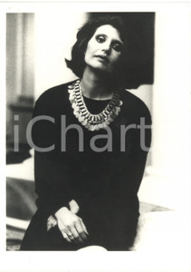 1990 ca COSTUME - Angeles MASTRETTA - Ritratto della scrittrice *Foto 13x18 cm Fotografia di agenzia. CONDIZIONI: FAIR (fori da graffetta all'angolo superiore sinistro; bassa qualit&agrave; di stampa; piccole macchie)FORMATO: 13x18 cm     originale e autentica 1