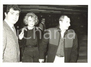 1985 ca ITALIA COSTUME - Comico Pippo FRANCO con la compagna Piera CARETTO Fotografia di agenzia. CONDIZIONI: G FORMATO: 24x18 cm     originale e autentica 1