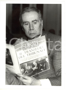 1986 MILANO Convegno POLITEIA *Enzo TORTORA legge "Il transfert del tribunale" 2 Fotografia di agenzia. CONDIZIONI: G (ma lievi difetti di stampa)FORMATO: 18x24 cm     originale e autentica 1