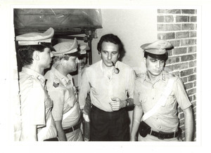 1986 Tribunale di MILANO Francesco PAZIENZA scortato dai carabinieri (3) *Foto Fotografia di agenzia.La fotografia &egrave; stata scattata in occasione degli interrogatori a Francesco Pazienza, svoltisi a Milano nel 1986.CONDIZIONI: GFORMATO: 24x18 cm  originale e autentica 1