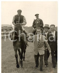 1956 EPSOM DERBY Rae JOHNSTONE on LAVANDIN winning the race *Photo Fotografia d'epoca, con didascalia coeva al verso. CONDIZIONI: FAIR (piegatura al centro)FORMATO: 15x20 cm  originale e autentica 1
