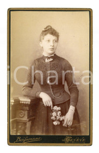 Fotografia d epoca originale 1890 ca GENÈVE Donna con mazzo di fiori  Ritratto CDV Foto BOISSONNAS 1