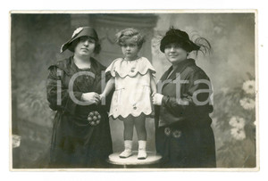 Fotografia d epoca originale 1920 ca MILANO Bambina con vestito con ricamo di ciliegie   Foto G. FARABOLA 1