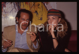 35mm vintage slide* 1995ca ALBERTO CASTAGNA con NANCY BRILLI (5)    Diapositiva d'epoca, in formato 35 mm. CONDIZIONI: VERY GOOD ICharta mette in vendita, sul negozio eBay e in esclusiva sul sito "icharta" il proprio archivio composto da numerose diapositive e negativi fotografici d'epoca, tutti originali e autentici, che attraversano la storia del costume italiano tra gli la fine degli anni Sessanta e Novanta.Si tratta di uno sguardo inedito sull'attualità, la politica, la vita quotidiana, il gossip e la cultura, che fotografa il cambiamento della nazione in quest'ultimo scorcio del XX secolo. Un'occasione unica per il mercato del collezionismo, che vede finalmente disponibile un archivio eccezionale per vastità, tematiche e condizioni, in un settore (il negativo fotografico e la diapositiva) di assoluta novità e dalle interessanti prospettive di investimento.     originale e autentica 1 35mm vintage slide* 1995ca ALBERTO CASTAGNA con NANCY BRILLI (5)    Diapositiva d'epoca, in formato 35 mm. CONDIZIONI: VERY GOOD ICharta mette in vendita, sul negozio eBay e in esclusiva sul sito "icharta" il proprio archivio composto da numerose diapositive e negativi fotografici d'epoca, tutti originali e autentici, che attraversano la storia del costume italiano tra gli la fine degli anni Sessanta e Novanta.Si tratta di uno sguardo inedito sull'attualità, la politica, la vita quotidiana, il gossip e la cultura, che fotografa il cambiamento della nazione in quest'ultimo scorcio del XX secolo. Un'occasione unica per il mercato del collezionismo, che vede finalmente disponibile un archivio eccezionale per vastità, tematiche e condizioni, in un settore (il negativo fotografico e la diapositiva) di assoluta novità e dalle interessanti prospettive di investimento.     originale e autentica 1