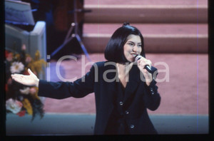35mm vintage slide*1994 Festival SANREMO Laura PAUSINI canta "Strani Amori" (11)   Diapositiva d'epoca, in formato 35 mm. CONDIZIONI: GOODE' severamente vietata la riproduzione. Tutti i diritti sono riservati. ICharta mette in vendita, sul negozio eBay e in esclusiva sul sito "icharta" il proprio archivio composto da numerose diapositive e negativi fotografici d'epoca, tutti originali e autentici, che attraversano la storia del costume italiano tra gli la fine degli anni Sessanta e Novanta.Si tratta di uno sguardo inedito sull'attualità, la politica, la vita quotidiana, il gossip e la cultura, che fotografa il cambiamento della nazione in quest'ultimo scorcio del XX secolo. Un'occasione unica per il mercato del collezionismo, che vede finalmente disponibile un archivio eccezionale per vastità, tematiche e condizioni, in un settore (il negativo fotografico e la diapositiva) di assoluta novità e dalle interessanti prospettive di investimento.     originale e autentica 1 35mm vintage slide*1994 Festival SANREMO Laura PAUSINI canta "Strani Amori" (11)   Diapositiva d'epoca, in formato 35 mm. CONDIZIONI: GOODE' severamente vietata la riproduzione. Tutti i diritti sono riservati. ICharta mette in vendita, sul negozio eBay e in esclusiva sul sito "icharta" il proprio archivio composto da numerose diapositive e negativi fotografici d'epoca, tutti originali e autentici, che attraversano la storia del costume italiano tra gli la fine degli anni Sessanta e Novanta.Si tratta di uno sguardo inedito sull'attualità, la politica, la vita quotidiana, il gossip e la cultura, che fotografa il cambiamento della nazione in quest'ultimo scorcio del XX secolo. Un'occasione unica per il mercato del collezionismo, che vede finalmente disponibile un archivio eccezionale per vastità, tematiche e condizioni, in un settore (il negativo fotografico e la diapositiva) di assoluta novità e dalle interessanti prospettive di investimento.     originale e autentica 1