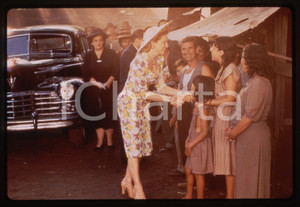 35mm vintage slide*1996 EVITA - MADONNA Louise Veronica CICCONE Scena 2  Diapositiva d'epoca, in formato 35 mm. CONDIZIONI: GOODE' severamente vietata la riproduzione. Tutti i diritti sono riservati. ICharta mette in vendita, sul negozio eBay e in esclusiva sul sito "icharta" il proprio archivio composto da numerose diapositive e negativi fotografici d'epoca, tutti originali e autentici, che attraversano la storia del costume italiano tra gli la fine degli anni Sessanta e Novanta.Si tratta di uno sguardo inedito sull'attualit&agrave;, la politica, la vita quotidiana, il gossip e la cultura, che fotografa il cambiamento della nazione in quest'ultimo scorcio del XX secolo. Un'occasione unica per il mercato del collezionismo, che vede finalmente disponibile un archivio eccezionale per vastit&agrave;, tematiche e condizioni, in un settore (il negativo fotografico e la diapositiva) di assoluta novit&agrave; e dalle interessanti prospettive di investimento.  originale e autentica 1