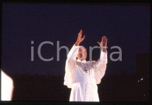 35mm vintage slide* 1986 LYON - FRANCE Papa Giovanni Paolo II (6)  Diapositiva d'epoca, in formato 35 mm.CONDIZIONI: GOODE' severamente vietata la riproduzione. Tutti i diritti sono riservati.Nella diapositiva ICharta mette in vendita, sul negozio eBay e in esclusiva sul sito "icharta" il proprio archivio composto da numerose diapositive e negativi fotografici d'epoca, tutti originali e autentici, che attraversano la storia del costume italiano tra gli la fine degli anni Sessanta e Novanta.Si tratta di uno sguardo inedito sull'attualit&agrave;, la politica, la vita quotidiana, il gossip e la cultura, che fotografa il cambiamento della nazione in quest'ultimo scorcio del XX secolo. Un'occasione unica per il mercato del collezionismo, che vede finalmente disponibile un archivio eccezionale per vastit&agrave;, tematiche e condizioni, in un settore (il negativo fotografico e la diapositiva) di assoluta novit&agrave; e dalle interessanti prospettive di investimento.   FAIR/discreto   originale e autentica 1