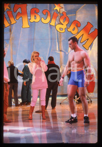 35mm vintage slide* 1991 FANTASTICO 12 - Raffaella CARRA' Franco MISERIA    Diapositiva d'epoca, in formato 35 mm.Con loro nella diapositiva anche Sergio Japino. CONDIZIONI: GOODE' severamente vietata la riproduzione. Tutti i diritti sono riservati. ICharta mette in vendita, sul negozio eBay e in esclusiva sul sito "icharta" il proprio archivio composto da numerose diapositive e negativi fotografici d'epoca, tutti originali e autentici, che attraversano la storia del costume italiano tra gli la fine degli anni Sessanta e Novanta.Si tratta di uno sguardo inedito sull'attualità, la politica, la vita quotidiana, il gossip e la cultura, che fotografa il cambiamento della nazione in quest'ultimo scorcio del XX secolo. Un'occasione unica per il mercato del collezionismo, che vede finalmente disponibile un archivio eccezionale per vastità, tematiche e condizioni, in un settore (il negativo fotografico e la diapositiva) di assoluta novità e dalle interessanti prospettive di investimento.     originale e autentica 1 35mm vintage slide* 1991 FANTASTICO 12 - Raffaella CARRA' Franco MISERIA    Diapositiva d'epoca, in formato 35 mm.Con loro nella diapositiva anche Sergio Japino. CONDIZIONI: GOODE' severamente vietata la riproduzione. Tutti i diritti sono riservati. ICharta mette in vendita, sul negozio eBay e in esclusiva sul sito "icharta" il proprio archivio composto da numerose diapositive e negativi fotografici d'epoca, tutti originali e autentici, che attraversano la storia del costume italiano tra gli la fine degli anni Sessanta e Novanta.Si tratta di uno sguardo inedito sull'attualità, la politica, la vita quotidiana, il gossip e la cultura, che fotografa il cambiamento della nazione in quest'ultimo scorcio del XX secolo. Un'occasione unica per il mercato del collezionismo, che vede finalmente disponibile un archivio eccezionale per vastità, tematiche e condizioni, in un settore (il negativo fotografico e la diapositiva) di assoluta novità e dalle interessanti prospettive di investimento.     originale e autentica 1