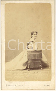 Fotografia d epoca originale 1870 ca MILANO Famiglia FUMAGALLIROSSI  Donna in abito bianco  Foto GANZINI 1