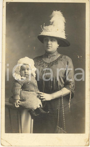 Fotografia d epoca originale 1913 BURY ST EDMUNDS  Hardwick House  Madre italiana con il figlio Foto 1