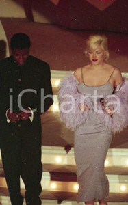 1995 FESTIVAL DI SANREMO:  MADONNA Take a bow" NEGATIVO ORIGINALE 1 Nel negativo è ritratto anche Babyface, pseudonimo di Kenneth Brian EdmondsNegativo originale a colori su pellicola.  E' SEVERAMENTE VIETATA LA RIPRODUZIONE.TUTTI I DIRITTI SONO RISERVATI.ICharta mette in vendita, sul negozio eBay e in esclusiva sul sito "icharta" il proprio archivio composto da numerose diapositive e negativi fotografici d'epoca, tutti originali e autentici.Si tratta di uno sguardo inedito sull'attualità, la politica, la vita quotidiana, il gossip e la cultura, che fotografa il cambiamento della nazione (e non solo) tra il 1890 ed il 1990 circa. Un'occasione unica per il mercato del collezionismo, che vede finalmente disponibile un archivio eccezionale per vastità, tematiche e condizioni, in un settore (il negativo fotografico e la diapositiva) di assoluta novità e dalle interessanti prospettive di investimento. CONDIZIONI:FAIR/discretoFORMATO: 35mm originale e autentica 1