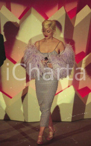 1995 FESTIVAL DI SANREMO: MADONNA "Take a bow" NEGATIVO ORIGINALE 2 Negativo originale a colori su pellicola.  E' SEVERAMENTE VIETATA LA RIPRODUZIONE.TUTTI I DIRITTI SONO RISERVATI.ICharta mette in vendita, sul negozio eBay e in esclusiva sul sito "icharta" il proprio archivio composto da numerose diapositive e negativi fotografici d'epoca, tutti originali e autentici.Si tratta di uno sguardo inedito sull'attualità, la politica, la vita quotidiana, il gossip e la cultura, che fotografa il cambiamento della nazione (e non solo) tra il 1890 ed il 1990 circa. Un'occasione unica per il mercato del collezionismo, che vede finalmente disponibile un archivio eccezionale per vastità, tematiche e condizioni, in un settore (il negativo fotografico e la diapositiva) di assoluta novità e dalle interessanti prospettive di investimento. CONDIZIONI:FAIR/discretoFORMATO: 35mm originale e autentica 1