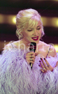 1995 FESTIVAL DI SANREMO: MADONNA "Take a bow" NEGATIVO ORIGINALE 10 Negativo originale a colori su pellicola.  E' SEVERAMENTE VIETATA LA RIPRODUZIONE.TUTTI I DIRITTI SONO RISERVATI.ICharta mette in vendita, sul negozio eBay e in esclusiva sul sito "icharta" il proprio archivio composto da numerose diapositive e negativi fotografici d'epoca, tutti originali e autentici.Si tratta di uno sguardo inedito sull'attualità, la politica, la vita quotidiana, il gossip e la cultura, che fotografa il cambiamento della nazione (e non solo) tra il 1890 ed il 1990 circa. Un'occasione unica per il mercato del collezionismo, che vede finalmente disponibile un archivio eccezionale per vastità, tematiche e condizioni, in un settore (il negativo fotografico e la diapositiva) di assoluta novità e dalle interessanti prospettive di investimento. CONDIZIONI:FAIR/discretoFORMATO: 35mm originale e autentica 1