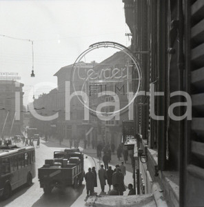 1951 BRESCIA  Insegne al neon di negozi in centro NEGATIVO ORIGINALE  1 Negativo originale in bianco e nero su pellicola.  E' SEVERAMENTE VIETATA LA RIPRODUZIONE.TUTTI I DIRITTI SONO RISERVATI.ICharta mette in vendita, sul negozio eBay e in esclusiva sul sito "icharta" il proprio archivio composto da numerose diapositive e negativi fotografici d'epoca, tutti originali e autentici.Si tratta di uno sguardo inedito sull'attualità, la politica, la vita quotidiana, il gossip e la cultura, che fotografa il cambiamento della nazione (e non solo) tra il 1890 ed il 1990 circa. Un'occasione unica per il mercato del collezionismo, che vede finalmente disponibile un archivio eccezionale per vastità, tematiche e condizioni, in un settore (il negativo fotografico e la diapositiva) di assoluta novità e dalle interessanti prospettive di investimento. CONDIZIONI:FAIR/discretoFORMATO: cm 6 x 6 originale e autentica 1