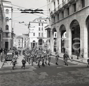 1951 BRESCIA La fanfara alla festa dei Bersaglieri NEGATIVO ORIGINALE 2 Negativo originale in bianco e nero su pellicola.  E' SEVERAMENTE VIETATA LA RIPRODUZIONE.TUTTI I DIRITTI SONO RISERVATI.ICharta mette in vendita, sul negozio eBay e in esclusiva sul sito "icharta" il proprio archivio composto da numerose diapositive e negativi fotografici d'epoca, tutti originali e autentici.Si tratta di uno sguardo inedito sull'attualità, la politica, la vita quotidiana, il gossip e la cultura, che fotografa il cambiamento della nazione (e non solo) tra il 1890 ed il 1990 circa. Un'occasione unica per il mercato del collezionismo, che vede finalmente disponibile un archivio eccezionale per vastità, tematiche e condizioni, in un settore (il negativo fotografico e la diapositiva) di assoluta novità e dalle interessanti prospettive di investimento. CONDIZIONI:FAIR/discretoFORMATO: cm 6 x 6 originale e autentica 1