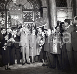 1951 BRESCIA Il sindaco Bruno BONI a festa dei Bersaglieri NEGATIVO ORIGINALE 12 Negativo originale in bianco e nero su pellicola.  E' SEVERAMENTE VIETATA LA RIPRODUZIONE.TUTTI I DIRITTI SONO RISERVATI.ICharta mette in vendita, sul negozio eBay e in esclusiva sul sito "icharta" il proprio archivio composto da numerose diapositive e negativi fotografici d'epoca, tutti originali e autentici.Si tratta di uno sguardo inedito sull'attualità, la politica, la vita quotidiana, il gossip e la cultura, che fotografa il cambiamento della nazione (e non solo) tra il 1890 ed il 1990 circa. Un'occasione unica per il mercato del collezionismo, che vede finalmente disponibile un archivio eccezionale per vastità, tematiche e condizioni, in un settore (il negativo fotografico e la diapositiva) di assoluta novità e dalle interessanti prospettive di investimento. CONDIZIONI:FAIR/discretoFORMATO: cm 6 x 6 originale e autentica 1