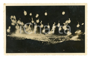 Fotografia d epoca originale 1944 BOMBARDAMENTI DI GENOVA Bengala illuminano la città  Foto 13x9 cm 1
