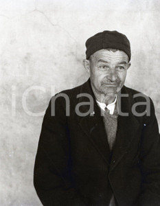 1948 BRESCIA Pilastroni Reparto Psichiatrico reportage NEGATIVO ORIGINALE 20 Negativo originale in bianco e nero su pellicola.Nel 1948, un fotografo ottenne l'autorizzazione ad accedere al reparto psichiatrico noto come “Pilastroni” di Brescia, con l'obiettivo di documentare, attraverso un reportage, le condizioni dei pazienti ricoverati e il lavoro del personale sanitario. Ne scaturì un servizio fotografico di straordinario impatto visivo, che contribuì a far luce sulla realtà vissuta all'interno della struttura. Il negativo fotografico qui proposto in vendita appartiene a questa preziosa serie di scatti realizzati di inestimabile valore storico e sociale, offrendo una testimonianza intensa e toccante delle difficoltà affrontate dai pazienti.  E' SEVERAMENTE VIETATA LA RIPRODUZIONE.TUTTI I DIRITTI SONO RISERVATI.ICharta mette in vendita, sul negozio eBay e in esclusiva sul sito "icharta" il proprio archivio composto da numerose diapositive e negativi fotografici d'epoca, tutti originali e autentici.Si tratta di uno sguardo inedito sull'attualità, la politica, la vita quotidiana, il gossip e la cultura, che fotografa il cambiamento della nazione (e non solo) tra il 1890 ed il 1990 circa. Un'occasione unica per il mercato del collezionismo, che vede finalmente disponibile un archivio eccezionale per vastità, tematiche e condizioni, in un settore (il negativo fotografico e la diapositiva) di assoluta novità e dalle interessanti prospettive di investimento. CONDIZIONI:FAIR/discretoFORMATO: cm 4,5 x 6 originale e autentica 1