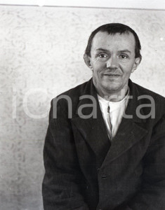 1948 BRESCIA Pilastroni Reparto Psichiatrico reportage NEGATIVO ORIGINALE 3. Negativo originale in bianco e nero su pellicola.Nel 1948, un fotografo ottenne l'autorizzazione ad accedere al reparto psichiatrico noto come “Pilastroni” di Brescia, con l'obiettivo di documentare, attraverso un reportage, le condizioni dei pazienti ricoverati e il lavoro del personale sanitario. Ne scaturì un servizio fotografico di straordinario impatto visivo, che contribuì a far luce sulla realtà vissuta all'interno della struttura. Il negativo fotografico qui proposto in vendita appartiene a questa preziosa serie di scatti realizzati di inestimabile valore storico e sociale, offrendo una testimonianza intensa e toccante delle difficoltà affrontate dai pazienti.  E' SEVERAMENTE VIETATA LA RIPRODUZIONE.TUTTI I DIRITTI SONO RISERVATI.ICharta mette in vendita, sul negozio eBay e in esclusiva sul sito "icharta" il proprio archivio composto da numerose diapositive e negativi fotografici d'epoca, tutti originali e autentici.Si tratta di uno sguardo inedito sull'attualità, la politica, la vita quotidiana, il gossip e la cultura, che fotografa il cambiamento della nazione (e non solo) tra il 1890 ed il 1990 circa. Un'occasione unica per il mercato del collezionismo, che vede finalmente disponibile un archivio eccezionale per vastità, tematiche e condizioni, in un settore (il negativo fotografico e la diapositiva) di assoluta novità e dalle interessanti prospettive di investimento. CONDIZIONI:FAIR/discretoFORMATO: cm 4,5 x 6 originale e autentica 1