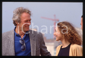 35mm vintage slide* 1990 CANNES Clint EASTWOOD Marisa BERENSON (5) La diapositiva è stata scattata in occasione del 43° Festival di Cannes per la presentazione del film "Cacciatore bianco, cuore nero". CONDIZIONI: GOOD Tutti i diritti riservati.E' severamente vietata la riproduzione.  ICharta mette in vendita, sul negozio eBay e in esclusiva sul sito "icharta" il proprio archivio composto da numerose diapositive e negativi fotografici d'epoca, tutti originali e autentici, che attraversano la storia del costume italiano tra gli la fine degli anni Sessanta e Novanta.Si tratta di uno sguardo inedito sull'attualità, la politica, la vita quotidiana, il gossip e la cultura, che fotografa il cambiamento della nazione in quest'ultimo scorcio del XX secolo. Un'occasione unica per il mercato del collezionismo, che vede finalmente disponibile un archivio eccezionale per vastità, tematiche e condizioni, in un settore (il negativo fotografico e la diapositiva) di assoluta novità e dalle interessanti prospettive di investimento.      originale e autentica 1 35mm vintage slide* 1990 CANNES Clint EASTWOOD Marisa BERENSON (5) La diapositiva è stata scattata in occasione del 43° Festival di Cannes per la presentazione del film "Cacciatore bianco, cuore nero". CONDIZIONI: GOOD Tutti i diritti riservati.E' severamente vietata la riproduzione.  ICharta mette in vendita, sul negozio eBay e in esclusiva sul sito "icharta" il proprio archivio composto da numerose diapositive e negativi fotografici d'epoca, tutti originali e autentici, che attraversano la storia del costume italiano tra gli la fine degli anni Sessanta e Novanta.Si tratta di uno sguardo inedito sull'attualità, la politica, la vita quotidiana, il gossip e la cultura, che fotografa il cambiamento della nazione in quest'ultimo scorcio del XX secolo. Un'occasione unica per il mercato del collezionismo, che vede finalmente disponibile un archivio eccezionale per vastità, tematiche e condizioni, in un settore (il negativo fotografico e la diapositiva) di assoluta novità e dalle interessanti prospettive di investimento.      originale e autentica 1