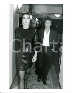 1985 ca COSTUME Francesco NUTI Clarissa BURT - Serata di gala (2) Fotografia di agenzia. CONDIZIONI: FAIR (timbro al verso lievemente sovraimpresso; ondulatura al margine sinistro)FORMATO: 20x25 cm     originale e autentica 1