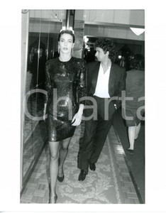 1985 ca COSTUME Francesco NUTI con Clarissa BURT durante una serata di gala 2 Fotografia di agenzia. CONDIZIONI: GFORMATO: 20x25 cm     originale e autentica 1